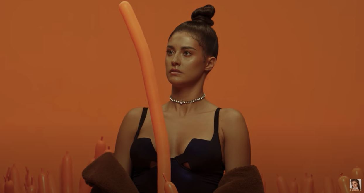 Antonia și Alina Ceușan, filmate în ipostaze ca-n filmele pentru adulți în cel mai nou clip al cântăreței! S-au atins pasional în zone intime și au flirtat una cu cealaltă | VIDEO