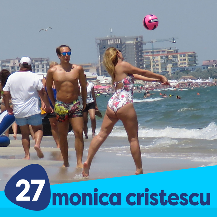 Monica Cristescu, sexy și jucăușă pe plajă