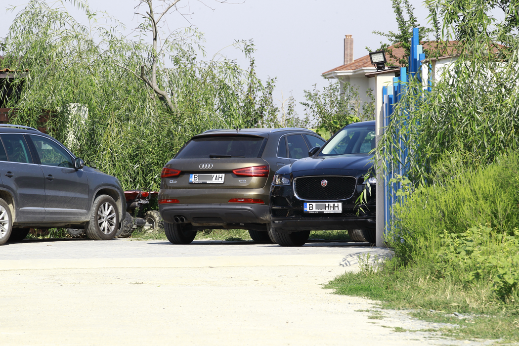 Audi-ul Q3 al Ginei Pistol este parcat chiar lângă Jaguar-ul lui Smiley, dovada că prezentatoarea Antenei 1 se afla acasă la cântăreţ în acele momente