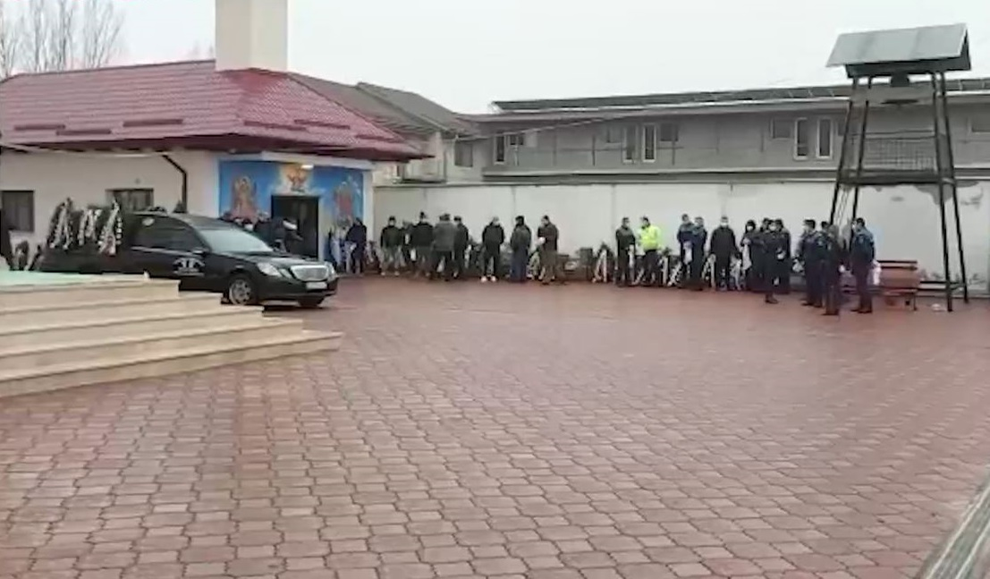 Polițistul Fănel Nițu, înmormântat cu onoruri militare. Omagiul copleșitor adus de colegii săi în momentul în care sicriul era coborât în groapă | VIDEO