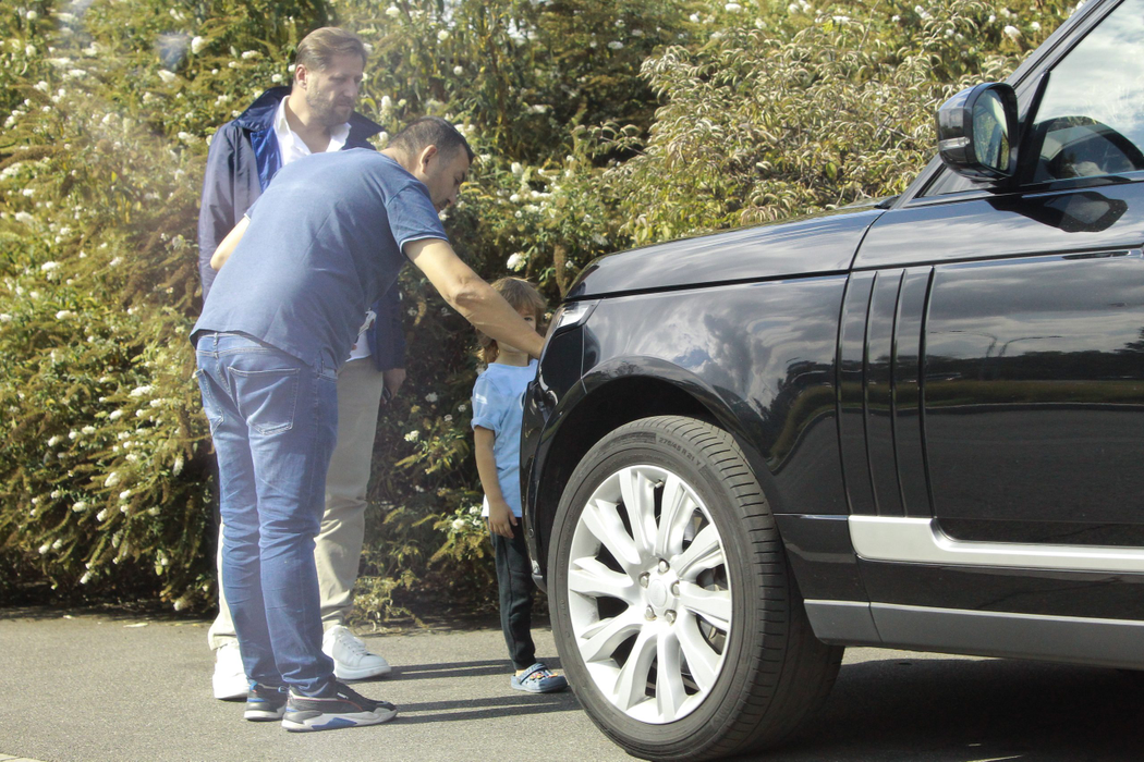 Lucian Mitrea i-a prezentat mașina, un Range Rover, unui prieten