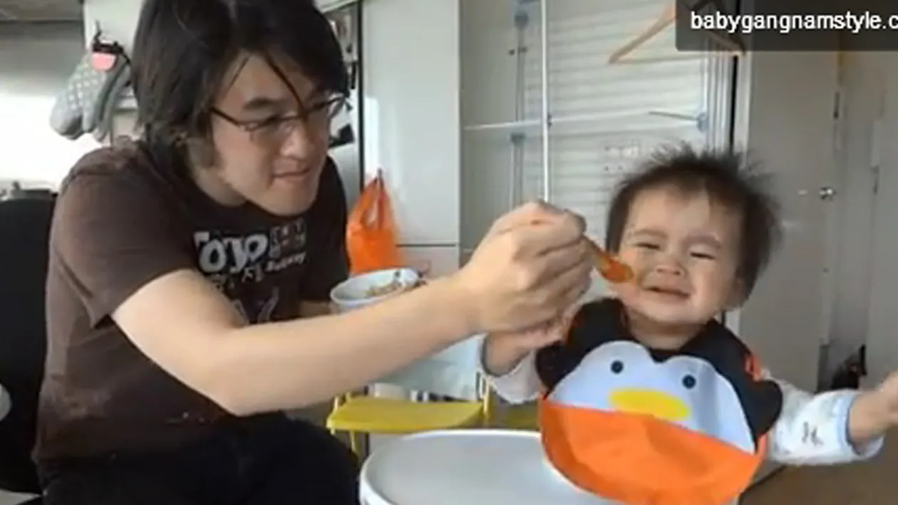 VIDEO CRIMINAL Un bebelus este absolut hipnotizat de Gangnam Style! Uite cum mananca DOAR pe muzica coreeanului!