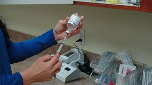 Se pot vaccina împotriva COVID-19 pacienții care au astm bronșic? Explicația unui renumit medic din România