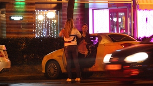 Imagini hilare! Roxana Vancea este sofer pentru prietenele sale, iar acestea o rasplatesc scuturandu-i presurile din masina!