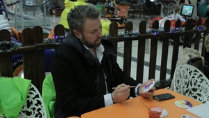 Cel mai trist Craciun pentru Botezatu! In copilarie mergea la colindat, dar acum nici macar nu a mai facut bradul!