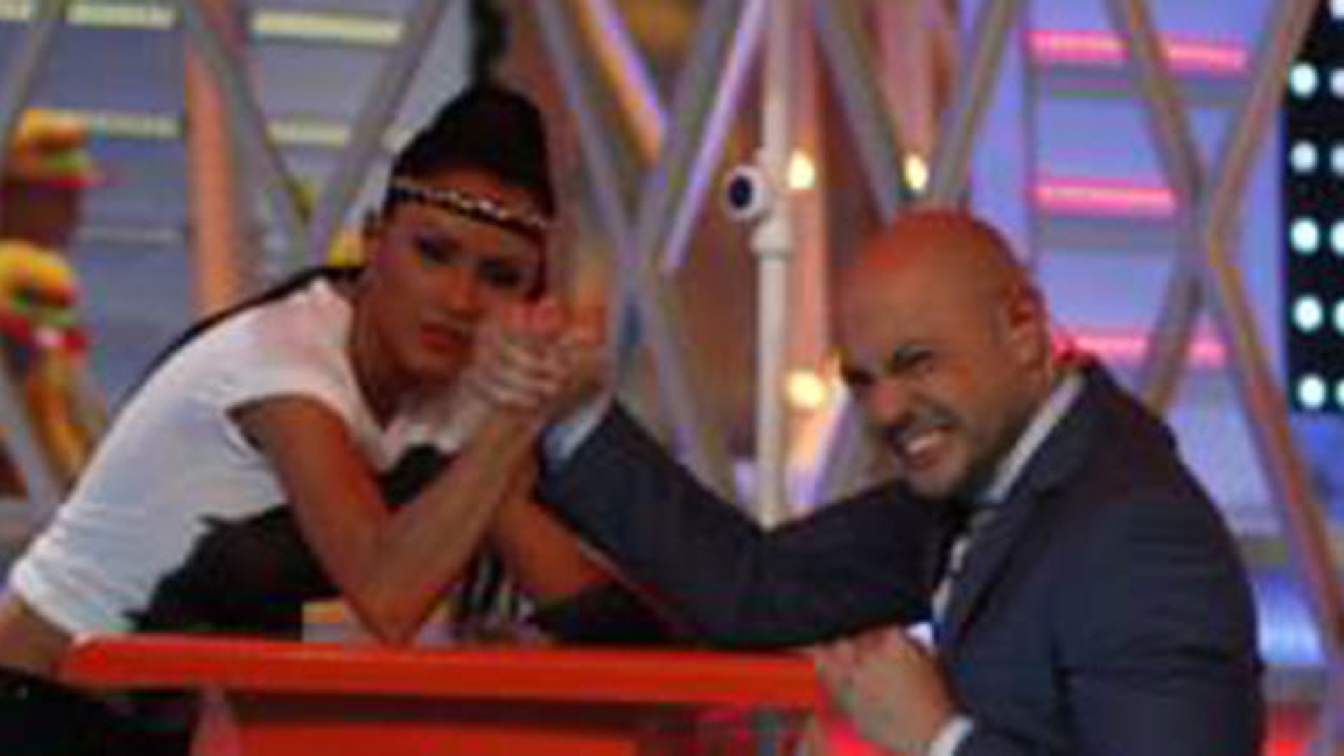 Iluzie optica sau chiar si-a aratat sanii? Daniela Crudu, incredibil de sexy, alaturi de Romica Tociu si Cornel Palade