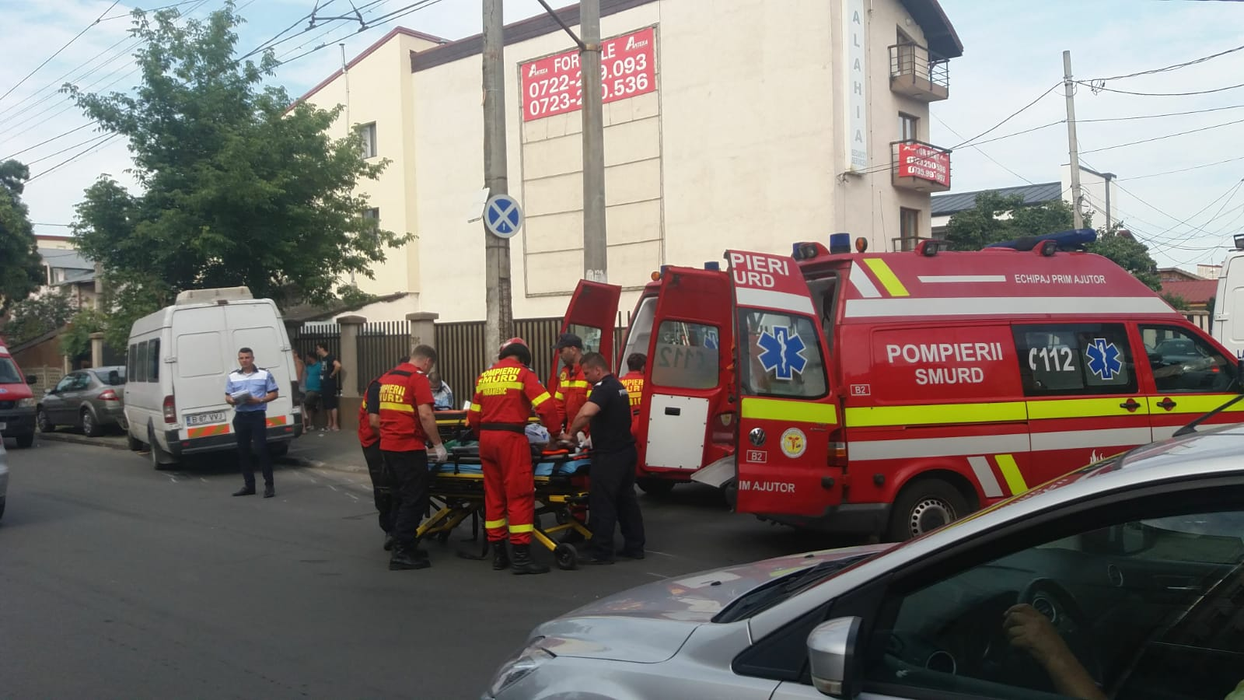 Accident violent în București! Un microbuz plin cu oameni s-a izbit de un copac! Printre victime sunt și 3 copii