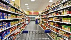 Incident șocant! Un agent de pază a scuipat un client al unui supermarket după ce acesta i-a atras atenția că nu poartă mască