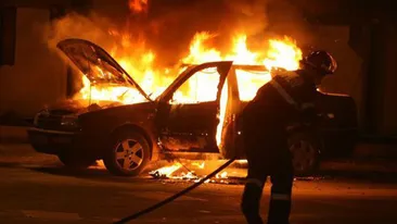 Panica in cartirul Pantelimon din Capitala! Doua masini au ars complet: Am auzit două bubuituri şi...