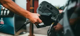 Rezervorul e pe ROȘU? Câți kilometri mai poți conduce după aprinderea martorului de combustibil
