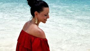Corina Caragea, în costum de baie! Ştirista a dat jos hainele de pe ea şi....