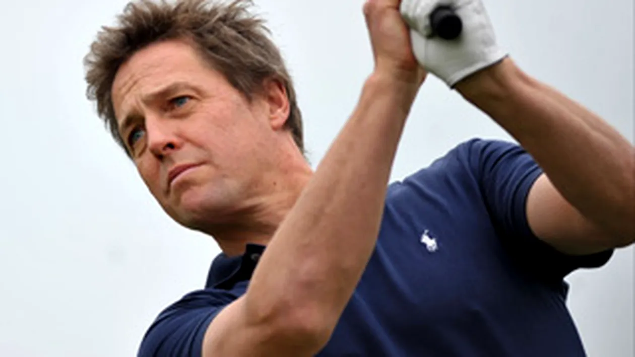 Hugh Grant se relaxeaza la golf