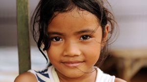O fetita din Indonezia a supravietuit tsunami-ului din 2004 si abia acum si-a gasit familia!