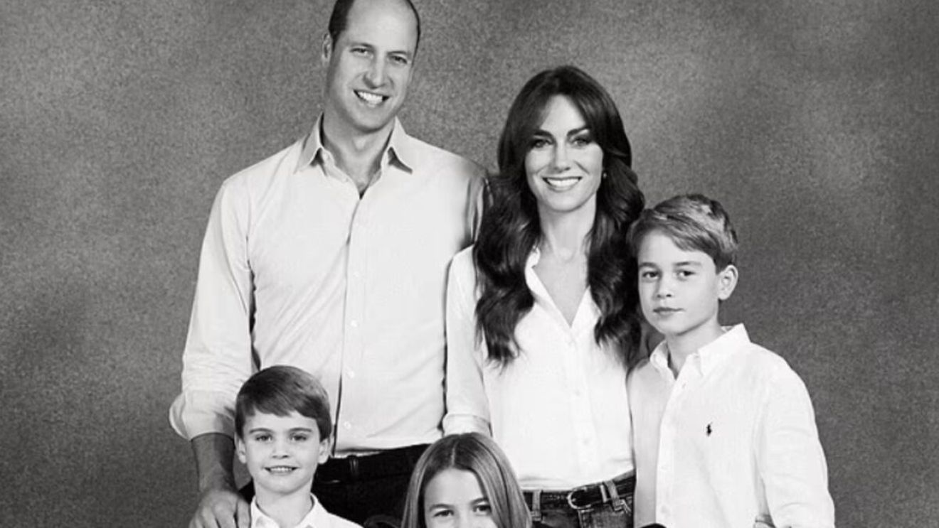 Gafă uriașă la Casa Regală Britanică. L-au lăsat pe micul prinț fără un deget chiar în poza de Crăciun