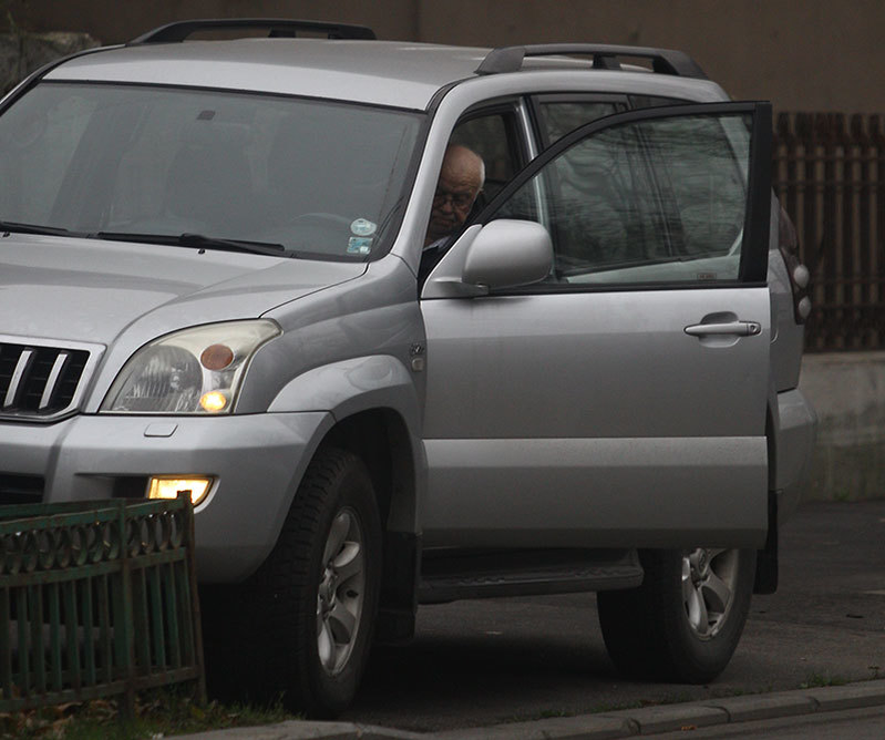 Alexandru Arşinel se pregăteşte să iasă din maşină