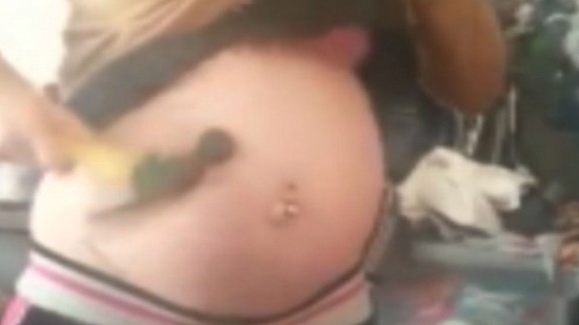 VIDEO CU IMPACT EMOTIONAL! O femeie insarcinta a fost filmata cum se lovea in burta cu ciocanul! Cum a putut sa se nasca bebelusul