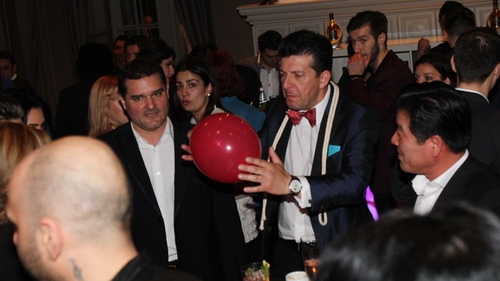 Leonard Iosefini face orice pentru a atrage strainii! Vezi aici cum a reusit iluzionistul sa impresioneze un chinez!
