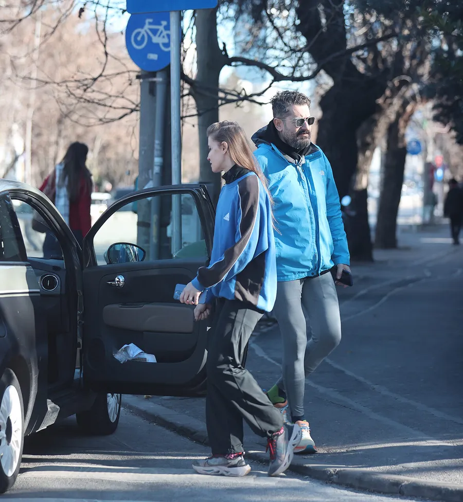 Mike este un gentleman și îi deschide portiera femeii iubite