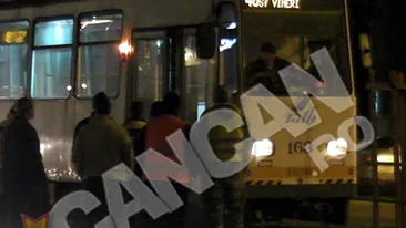 VIDEO Accident grav în Bucureşti! Un bărbat a fost lovit din plin de un tramvai! Vezi cum s-a întâmplat!