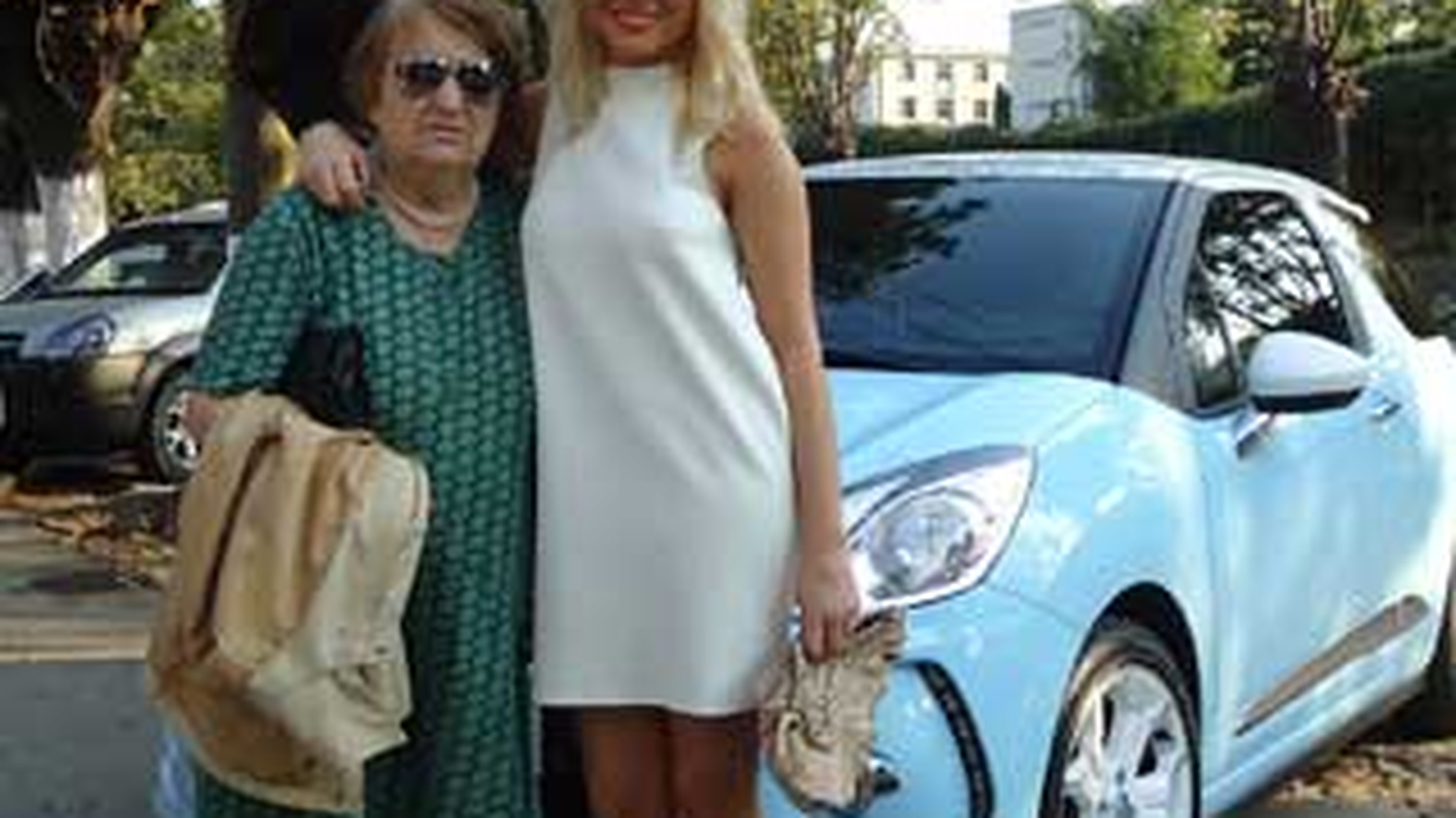 Laura Cosoi a purtat la intalnirea de 10 ani o rochie din clasa a XII-a
