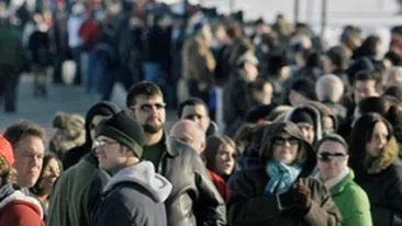 Stai la coada si faci bani! Vezi aici cat costa sa inchiriezi un om care sa iti tina randul la cozi