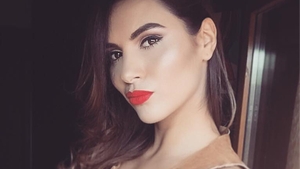 O celebră asistentă TV s-a măritat! Cine e cea la care visau bărbaţii noaptea, după ce au văzut-o în imagini incendiare
