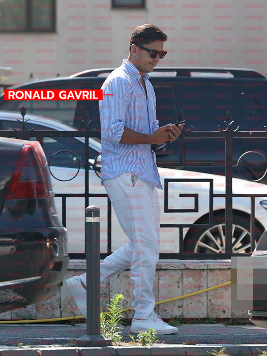Ronald Gavril verifică telefonul, din mers (Foto: CANCAN.RO)