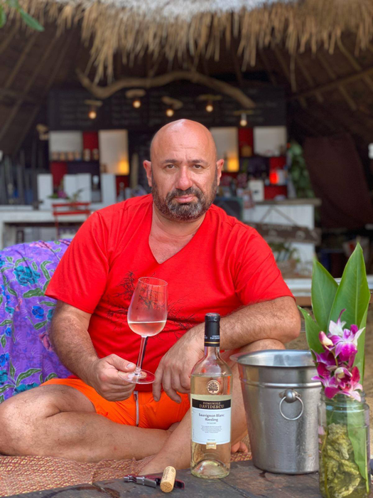 Scărlătescu îndeamnă la opulență