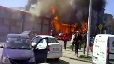 Un centru comercial din Deva a luat foc