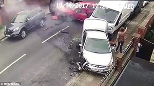 Accident spectaculos! A distrus 5 mașini, apoi a fugit și a anunțat Poliția că i-a fost furat autoturismul! Cum a fost prins șoferul și ce a pățit