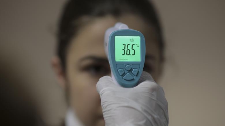 Unele dintre lanțurile de supermarketuri renunță la măsurarea temperaturii clienților, în urma scandalurilor iscate