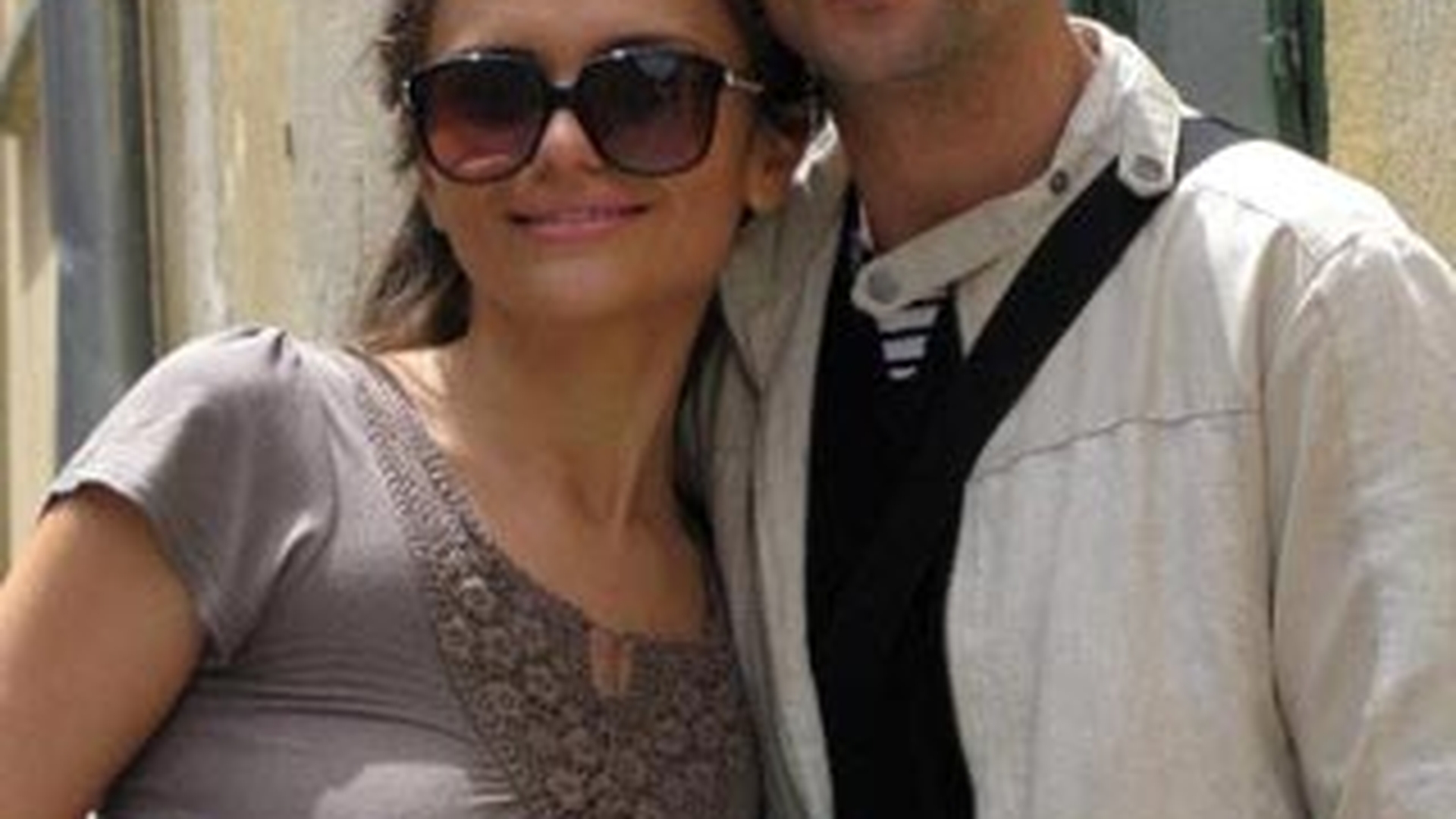 Cristina Siscanu, cu sfarcurile la vedere, dar numai in bratele sotului! Uite-i ce se mai iubesc!