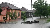 Foto de senzatie! N-o sa-ti vina sa crezi ce face o familie de romi intr-o casa inundata