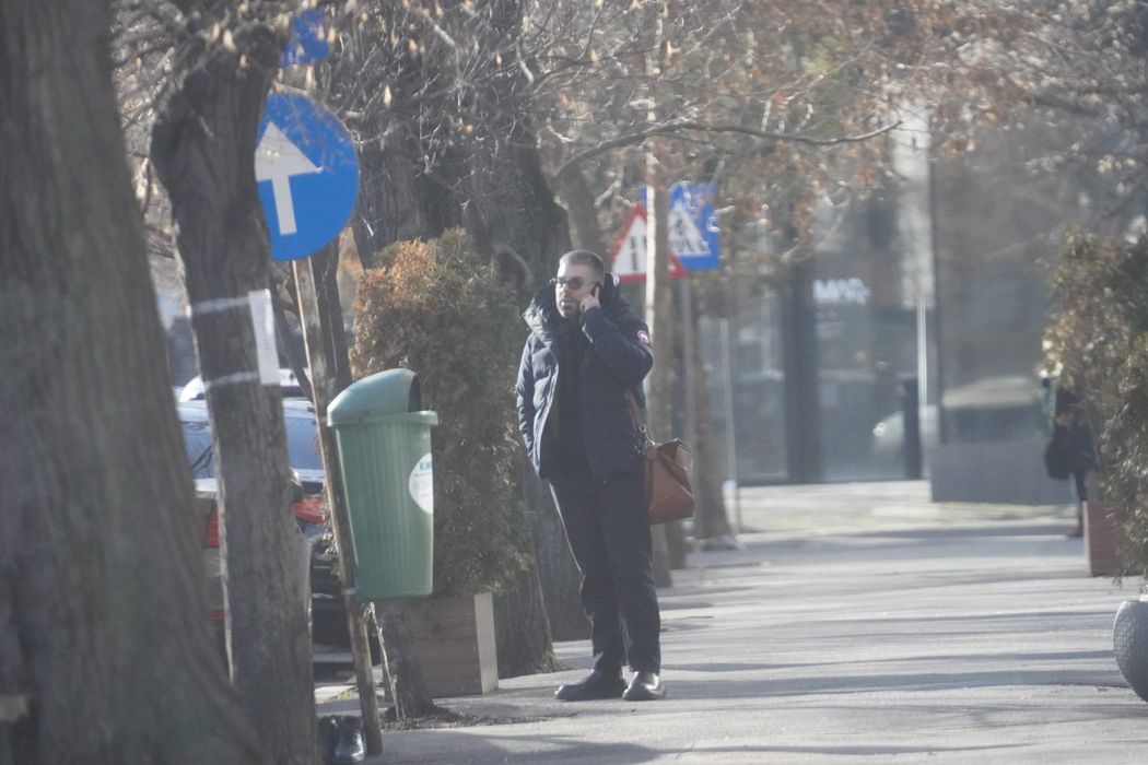 Maurice Munteanu, preocupat de o convorbire telefonică (Foto: CANCAN.RO)