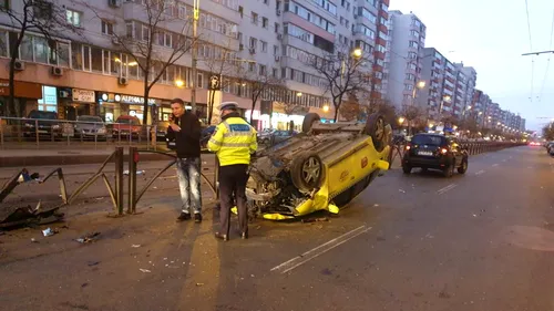 Grav accident în București. Un taxi s-a răsturnat pe Calea Moșilor