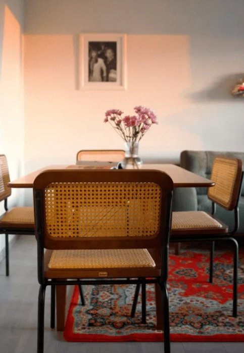 Cum arată apartamentul în care s-a mutat fiica lui Răzvan Simion. Ianca a combinat designul modern cu vintage