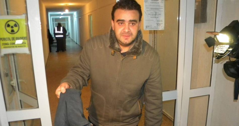 Soţul poliţistei din judeţul Olt care, în urmă cu cinci ani şi-a înjunghiat şeful a fost găsit, joi, spânzurat în locuinţa din comuna Curtişoara.