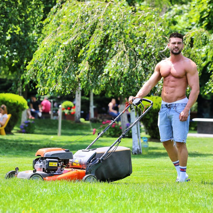Dorian Popa e acum mare „macho”, dar să vezi cum arăta starul de la Antena 1 în tinerețe, când era „plat” și nu avea mușchi deloc