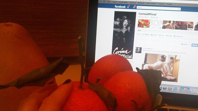 Corina isi ia micul dejun in timp ce navigheaza pe internet! Vezi ce mananca de arata asa bine