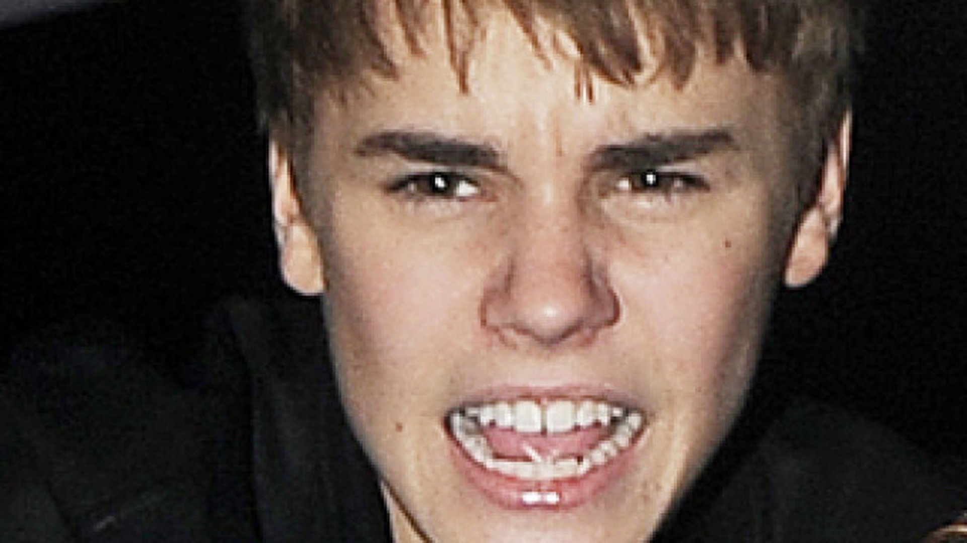 Justin Bieber şi-a scuipat un vecin şi l-a ameninţat cu moartea, dintr-un motiv de tot râsul. Vezi ce l-a supărat