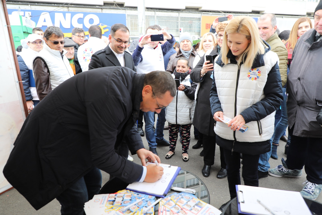 Victor Ponta și Corina Crețu au strâns semnături pentru PRO România în Piața Obor
