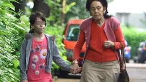 Adriana Iliescu îl ”hărţuieşte”! Ce a păţit un agent de Poliţie cu cea mai bătrână mamă din România
