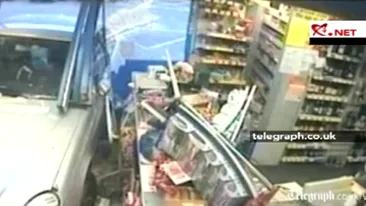 VIDEO O soferita din Marea Britanie a intrat cu masina intr-un supermarket