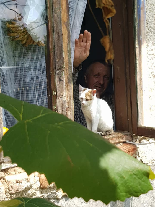 Aici locuia nea Gheorghe înainte de a se muta în casa construită de voluntari