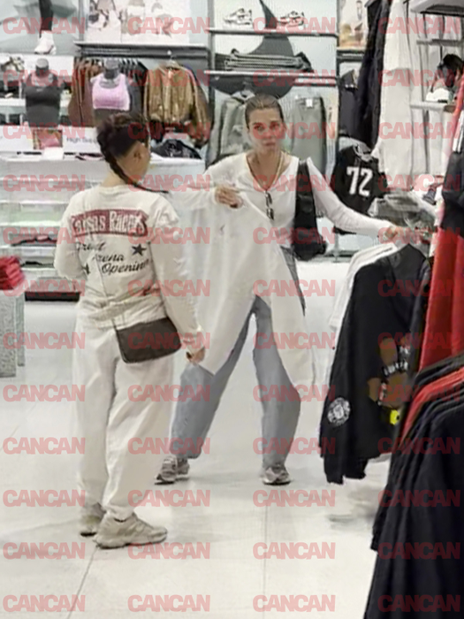 Gina Pistol probează haine în mall