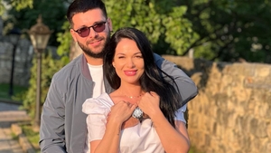 Deea Maxer și noul iubit încep să se comporte tot mai mult ca o familie. A filmat-o pe fiica ei, ce va spune Dinu?