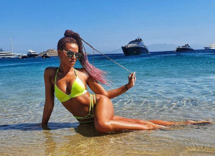 Loredana Buțea, noua asistentă a lui Dan Capatos, este campioană la dans sportiv. Înainte să bată palma cu Antena 1, bomba-sexy a apărut la un post de televiziune concurent