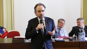 Regizorul Bobby Păunescu, premiat la Craiova: "Fiecare premiu este foarte important"