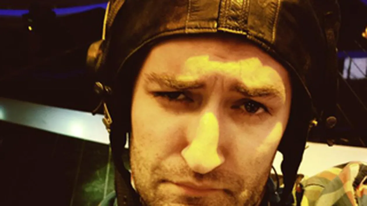 VIDEO Delicios de amuzanti! Alex Velea s-a pozat langa un extraterestru si Smiley s-a costumat in aviator!