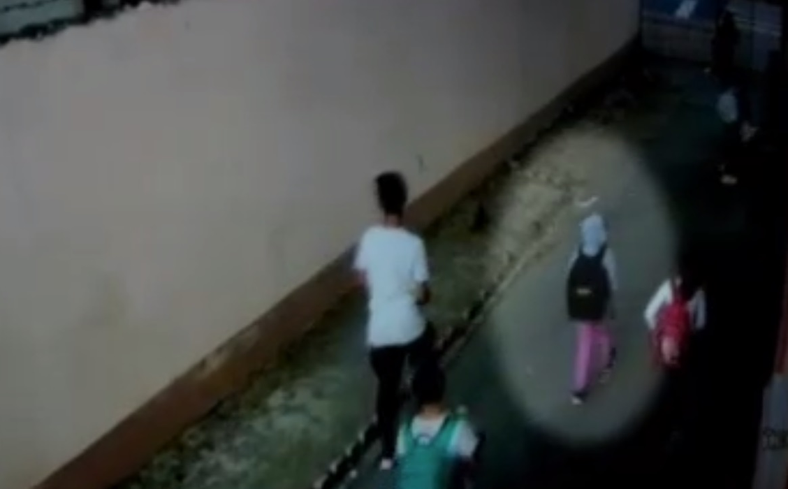 Ultimele imagini cu fetița dispărută în Dâmbovița! Cum a fost filmată de camerele de supraveghere